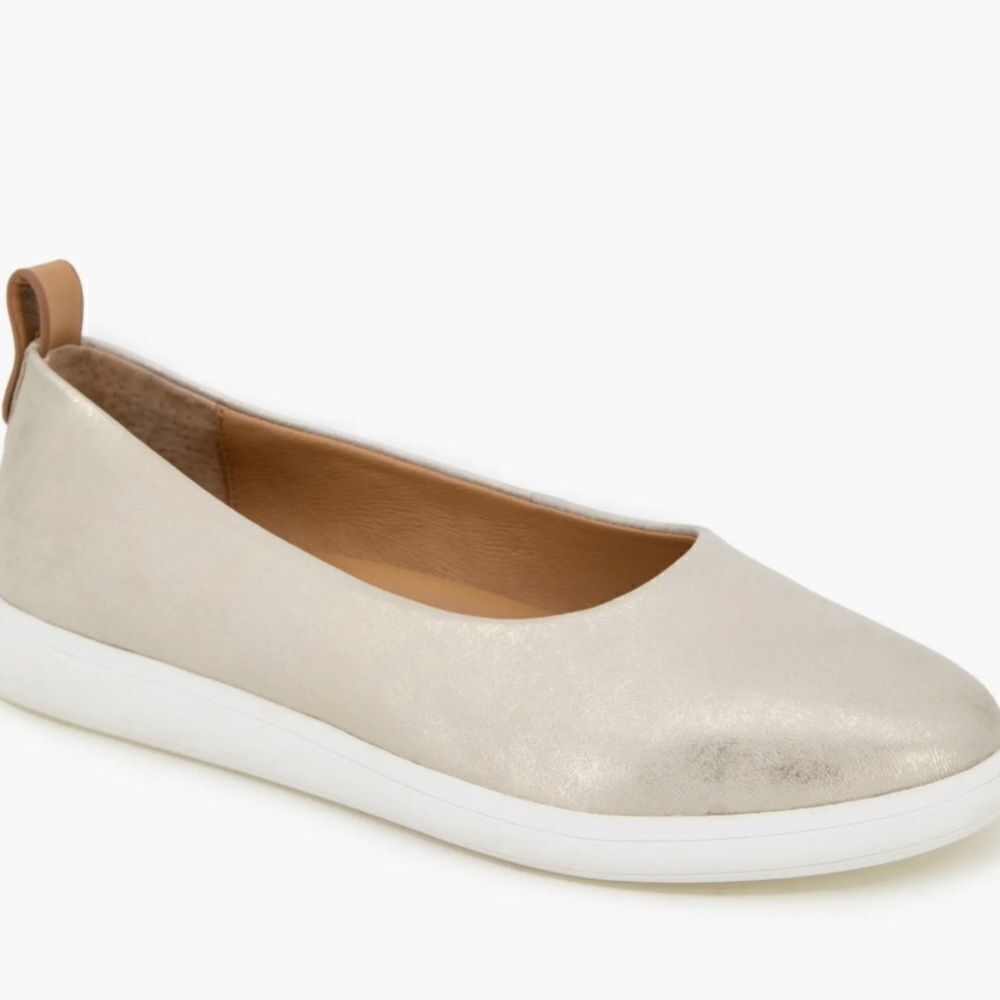 GENTLE SOULS Bella Flat Ice Metallic Leather Flats Size 8 NEW